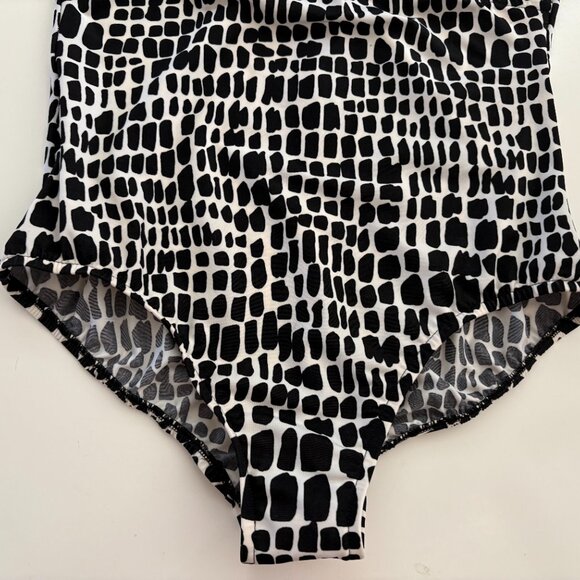 NEW Miraclesuit Escape Black and White Animal Print One Piece Swimsuit w/ Bra 16 - Picture 4 of 10